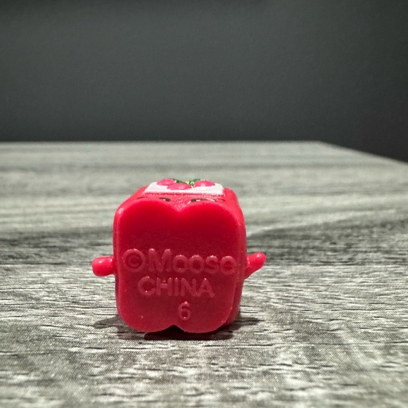 Shopkins | Family Food: Timmy Tomato Paste (6-020) - Mini Collectible Figure - Picture 4 of 6